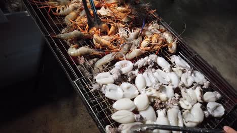 Asiatischer-Straßenhändler,-Der-Gegrillte-Meeresfrüchte-Verkauft