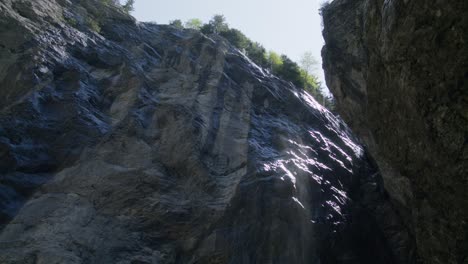 Nebliger-Wasserfall-Am-Sonnenlicht-Höhlenrand-|-Grindelwald-Schweiz-Höhle-Im-Gletschercanyon,-Europa,-4k