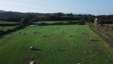 Campo-Verde-Con-Trozos-De-Tronco-Cerca-Del-Antiguo-Acueducto-Romano-Ponte-Lupo,-Lacio,-Italia