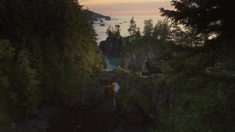 Natürliche-Brücken-Kalksteinfelsenbogenformationen-Während-Des-Sonnenuntergangs-An-Der-Küste-Von-Oregon