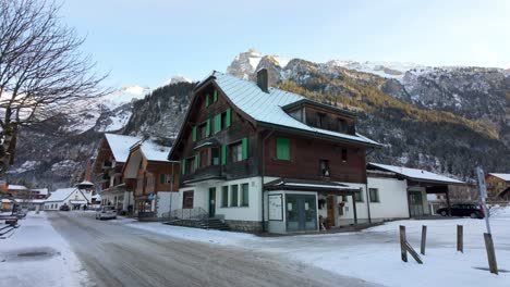 Típica-Casa-De-Madera-Alpina-En-La-Ciudad-Suiza-De-Kandersteg-En-La-Nieve-Del-Invierno