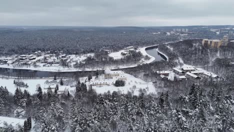 Kloster-Mit-Blick-Auf-Den-Fluss-Neris-In-Vilnius,-Litauen,-Schneebedeckter-Stadtrand