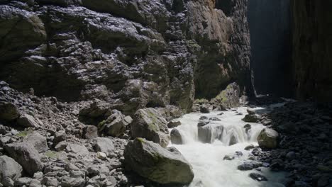 ángulo-Cinematográfico-Perfecto-Del-Agua-Que-Fluye-En-La-Cueva-|-Cueva-De-Grindelwald-Suiza-En-El-Cañón-Del-Glaciar,-Europa,-4k