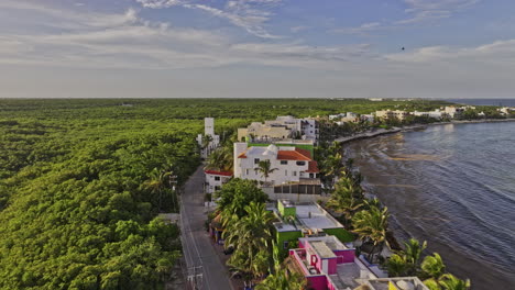 Akumal-Mexico-Aerial-V4-Low-Drone-Fliegt-Entlang-Der-Küste-Und-Erfasst-Resorthotels-Und-Ferienhäuser-Am-Meer,-Umgeben-Von-üppiger-Dschungellandschaft-Und-Meerblick-–-Aufgenommen-Mit-Mavic-3-Pro-Cine-–-Juli-2023