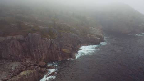 Morgennebel-Hängt-über-Den-Klippen-Entlang-Der-Küste-Kanadas