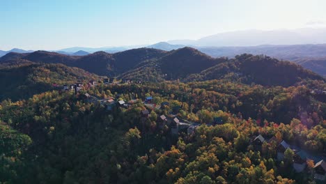 Cabins-on-Mountain-Ridge-in-the-Smoky-Mountains,-Drone-View,-Pigeon-Forge,-Sevierville,-Gatlinburg-TN