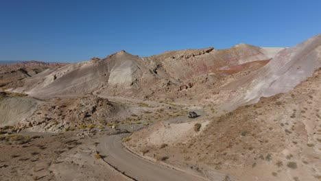 Geländewagen-überquert-Den-Moonscape-Overlook-In-Utah,-USA