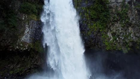 Dramatischer-Wasserfall,-Der-Von-Einer-Zerklüfteten-Felsschlucht-In-Einen-Nebligen-Pool-Stürzt