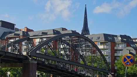 Vista-En-ángulo-Bajo-De-Un-Puente-Metálico-En-Hamburgo,-Alemania,-Con-Un-Paisaje-Celeste-Al-Fondo
