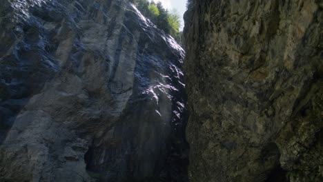 Nebliges-Wasser-In-Der-Höhlenöffnung-|-Grindelwald-Schweiz-Höhle-Im-Gletschercanyon,-Europa,-4k