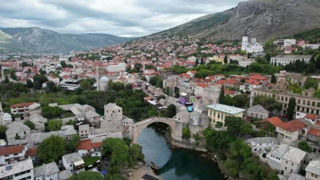 Stari-Most-Ist-Das-Gleichnamige-Wahrzeichen-Der-Stadt-Mostar-In-Bosnien-Herzegowina