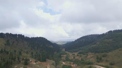 Paisaje-De-Drones-Con-Montañas,-árboles,-Nubes,-Paisaje-Natural-Colombiano,-Naturaleza-De-Drones-Colombianos