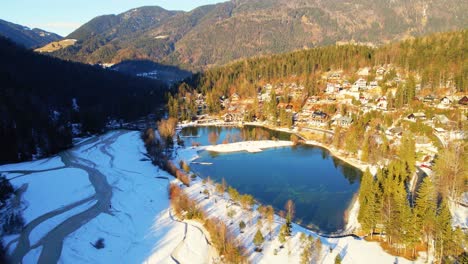 Luftaufnahmen-Von-4K-Drohnen-Vom-Jasna-See,-Slowenien-Im-Winter