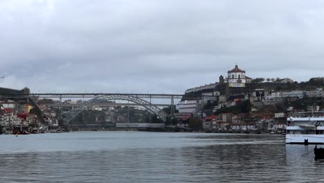 Establishing-shot-of-Ponte-Dom-Luis-I-in-Porto,-peaceful-cloudy-day