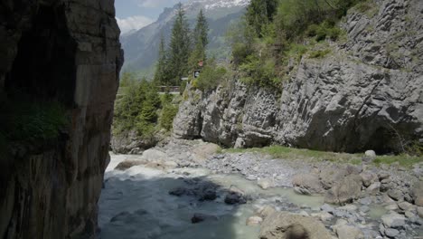 Rápidos-De-Agua-En-La-Apertura-De-La-Cueva-|-Cueva-De-Grindelwald-Suiza-En-El-Cañón-Del-Glaciar,-Europa,-4k