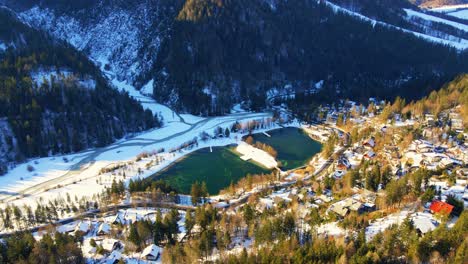 Luftaufnahmen-Von-4K-Drohnen-Vom-Jasna-See,-Slowenien-Im-Winter