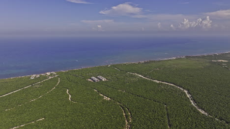 Tulum-Mexico-Aerial-V16-Höhendrohnenflug-über-Den-Nationalpark-In-Richtung-Der-Strandstadt-Des-Resorts,-Aufnahme-Unberührter-Landschaft-Mit-Weitem-Meerblick-–-Aufgenommen-Mit-Mavic-3-Pro-Cine-–-Juli-2023