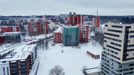 Moderno-Edificio-De-Apartamentos-Rodeado-De-Andamios-Metálicos-Durante-Las-Renovaciones-En-Vilnius,-Lituania.