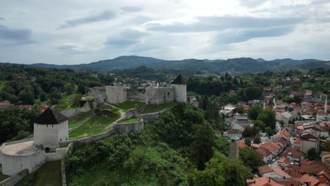 Diese-Burg-Thront-über-Tešanj,-Einer-Kleinen-Stadt-Im-Norden-Von-Bosnien-Und-Herzegowina
