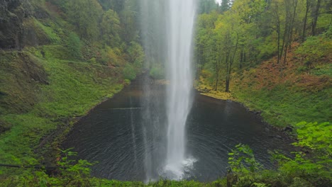 Hinter-Dem-South-Falls-Wasserfall-Fällt-Ein-Wasservorhang-In-Den-Pool