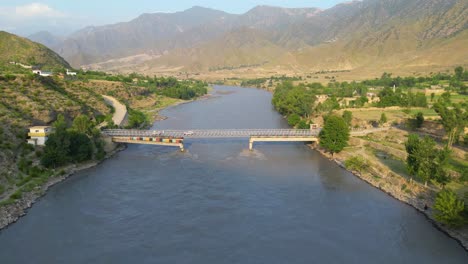 Eine-Luftaufnahme-Einer-Brücke-über-Einen-Fluss-In-Einem-Grünen-Dorf,-Der-Standort-Ist-Kunar,-Afghanistan