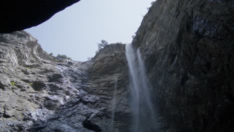 Gran-Cascada-Con-Agua-Que-Fluye-Rápidamente-|-Cueva-De-Grindelwald-Suiza-En-El-Cañón-Del-Glaciar,-Europa,-4k