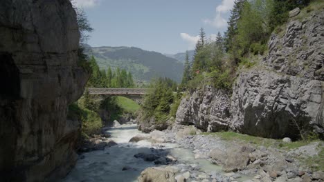 Rápidos-De-Agua-En-La-Abertura-Junto-A-La-Cueva-Cerca-Del-Puente-|-Cueva-De-Grindelwald-Suiza-En-El-Cañón-Del-Glaciar,-Europa,-4k