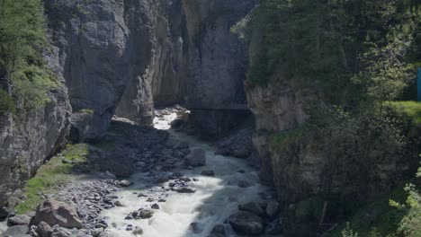 Rápidos-De-Agua-En-Movimiento-En-El-Cañón-De-Montaña-Que-Se-Abre-Con-El-Viento-Que-Sopla-En-El-Bosque-|-Cueva-De-Grindelwald-Suiza-En-El-Cañón-Del-Glaciar,-Europa,-4k