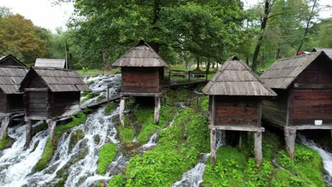Eines-Der-Beliebtesten-Ausflugsziele-Im-Norden-Von-Bosnien-Und-Herzegowina-Sind-Die-Wassermühlen-In-Der-Nähe-Von-Jajce