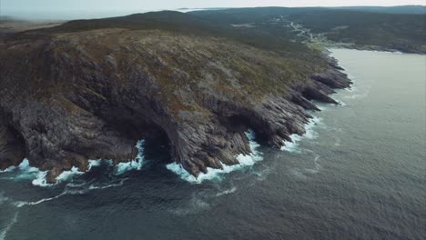 Weite-Luftaufnahme-Der-Wunderschönen-Küste-Im-Osten-Kanadas