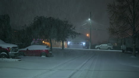 Stille-Nachtdecke:-Starker-Schneefall-Hüllt-Amerikanische-Vororte,-Straßen-Und-Autos-In-Weiß