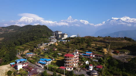 Vista-Aérea-De-Edificios-Hoteleros-Y-Casas-De-Montaña-Sobre-El-Valle-De-Pokhara-En-Nepal,-Asia-Del-Sur.