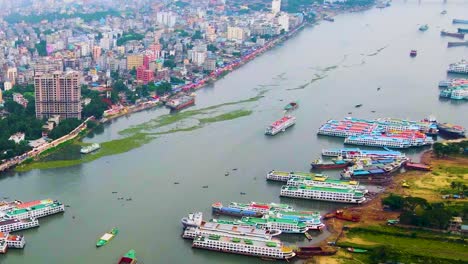 Buriganga-River-Port-In-The-Old-Dhaka-City-In-Bangladesh,-South-Asia