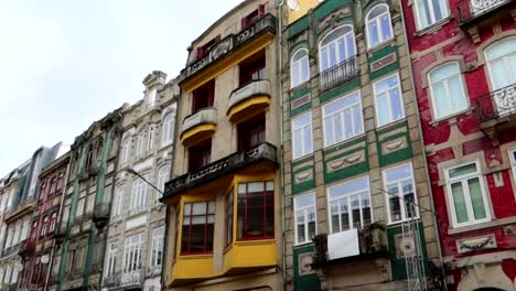 Bunte-Fassaden-Von-Porto-Gebäuden-Im-Stadtteil-Bolhao,-Schwenk-Nach-Rechts