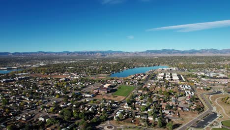 Drone-aerial-view-of-a-nice-suburb-outside-of-Denver,-CO-with-a-lake