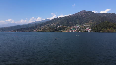 Paseos-En-Bote-Por-El-Lago-Begnas---Lago-De-Agua-Dulce-En-La-Metrópolis-De-Pokhara-De-Kaski-En-Nepal