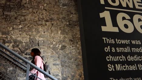 Frau-Steigt-Treppen-Hinauf,-Um-Den-Aussichtspunkt-St.-Michael&#39;s-Tower-Im-Dublinia-Museum-Zu-Erreichen