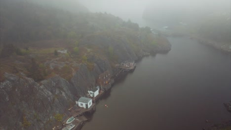 Nebel-Verhüllt-Die-Landschaft-Und-Kleine-Häuser-Entlang-Einer-Geschützten-Bucht