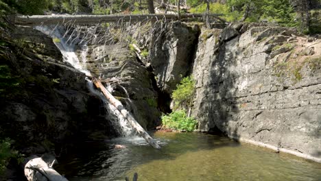 Linker-Twin-Falls-Wasserfall-Am-Two-Medicine-Lake-Im-Glacier-National-Park,-Nach-Unten-Geneigt