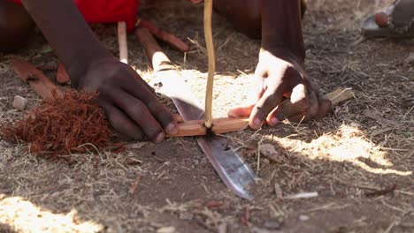 Hombre-Masai-Haciendo-Fuego-Frotando-Dos-Palos-Para-Crear-Fricción