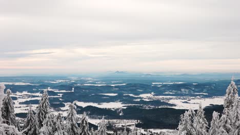 Malerische-Fernsicht-Vom-Hügel-über-Raues-Landschaftsgelände,-Schneebedeckte-Baumkrone