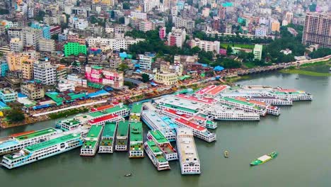 Terminal-De-Embarcaciones-De-Lanzamiento-De-Sadarghat-En-La-Antigua-Dhaka-A-Lo-Largo-Del-Río-Buriganga,-Bangladesh