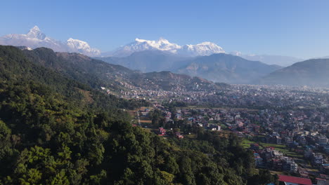 Vista-Idílica-De-Las-Montañas-Y-La-Ciudad-En-Pokhara,-Nepal---Disparo-Aéreo-De-Drones