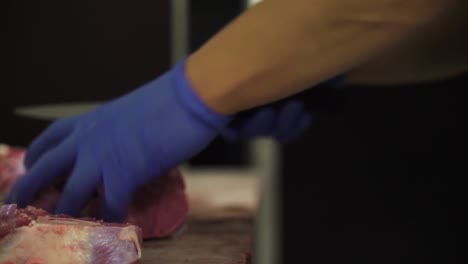 Carnicero-Local-Preparando-Carne-Para-Cocinar-Con-Un-Cuchillo-Afilado.