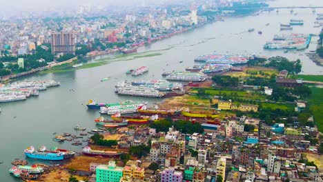 Dhaka-Großer-Flusshafen-Voller-Schiffe-Und-Boote-Entlang-Des-Buriganga-Flusses-In-Dhaka,-Bangladesch