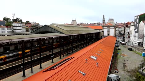 Schmutzige-Straßen-Neben-Dem-Bahnhof-Sao-Bento-Im-Stadtzentrum-Von-Porto