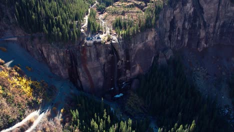 Sich-Schnell-Bewegende-Drohnenaufnahme,-Die-Den-Wasserfall-Bei-Bridal-Veil-Falls,-Tellurid,-Zeigt