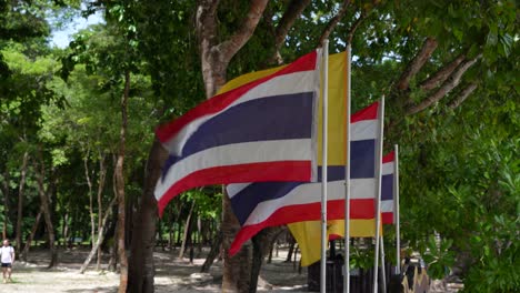Thailändische-Und-Traditionelle-Gelbe-Königliche-Flagge-Wehen-In-Starker-Meeresbrise-Im-Schatten-Der-Bäume