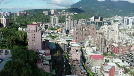 Vista-Aérea-Del-Hospital-Guandu-Y-El-Paisaje-Urbano-Y-Las-Montañas-Circundantes-De-Taipei