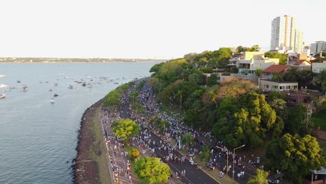 Panoramic-drone-image-of-the-Costanera-in-Posadas,-where-Argentinian-fans-are-preparing-to-celebrate-the-victory-in-the-2022-Qatar-World-Cup